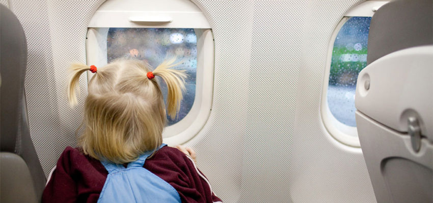 Sfaturi pentru zborurile lungi cu avionul, cu copil mic