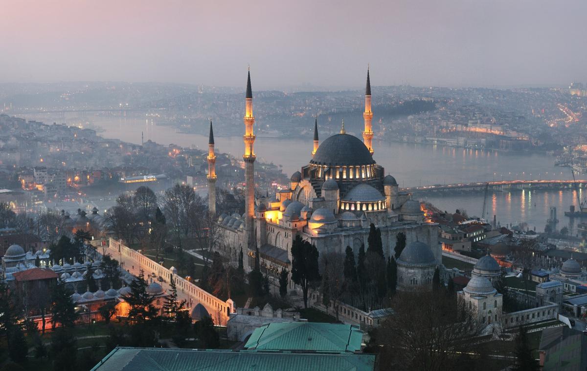 Istanbul- Povestea orientala intre Europa si Asia, intr-o vacanta plina de culoare