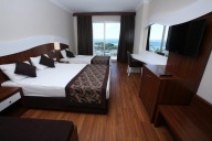 Hotel Throne Beach Resort & Spa